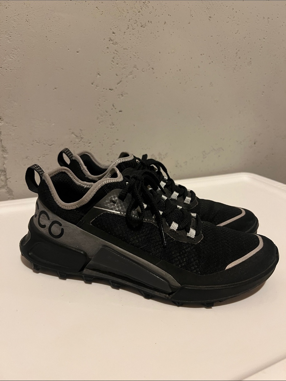 Ecco Women’s Black and Gray Athletic Lace-Up Sneakers